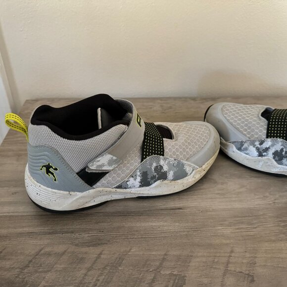 Boys AND1 Basketball Sneakers, Size 6 - Picture 2 of 5